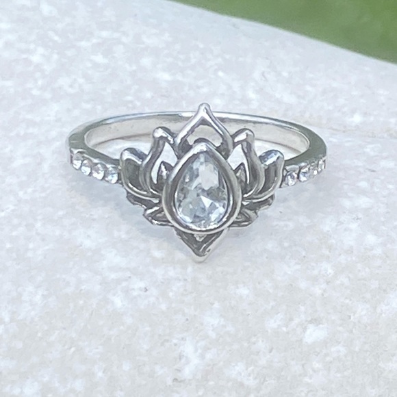 Lotus ring White Zircon silver plated flower ring with crystal accent - Picture 6 of 15